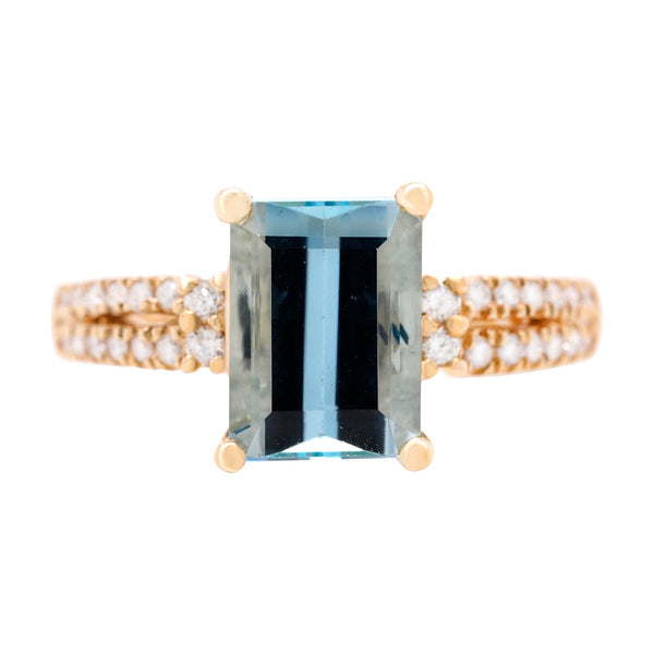 1.94 ct Aquamarine ring with 0.21 ct diamonds set in 14K yellow gold