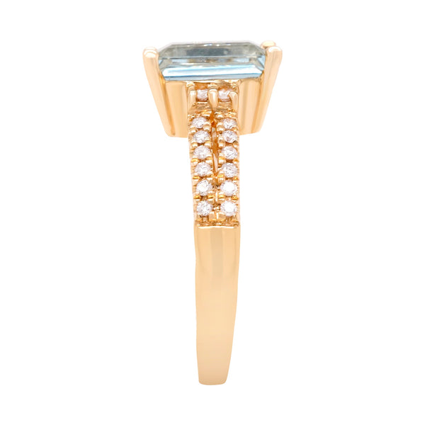 1.94 ct Aquamarine ring with 0.21 ct diamonds set in 14K yellow gold